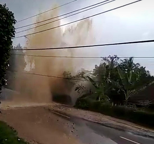 Pipa milik PAM Tirta Kamuning, Kabupaten Kuningan, Jawa Barat, mengalami kebocoran tepatnya di Kecamatan Nusaherang, Kuningan. (Foto: Istimewa)