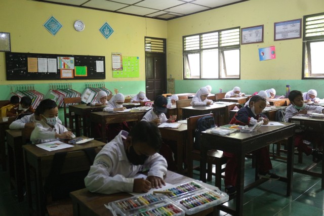 Para siswa sedang mewarnai menggunakan krayon dalam kegiatan Lomba Mewarnai. Kredit foto: Alfarhan Nadyasta M/Mahasiswa KKN UMY