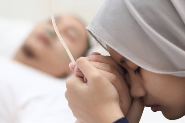 Ilustrasi seseorang membaca doa menjenguk orang sakit. Foto: Unsplash.com