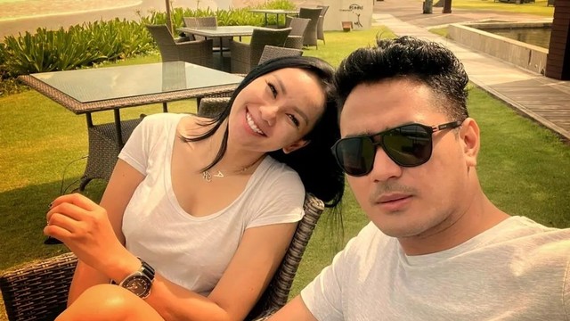 Kalina Oktarani dan Ricky Miraza saat liburan ke Bali. Foto: Instagram/@rickywmiraza