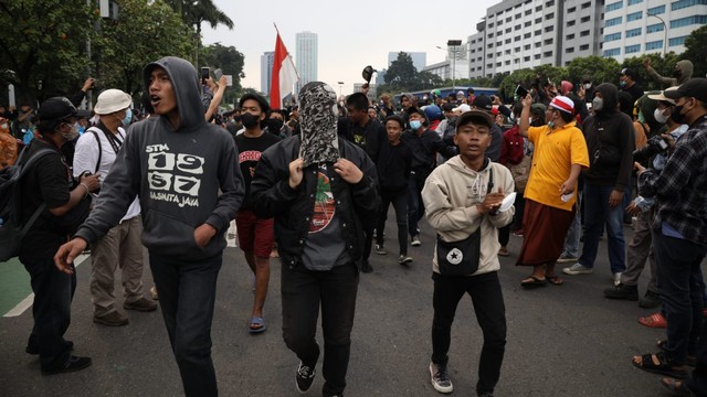 Siswa STM tiba dan bergabung demo BEM SI di depan gedung DPR. Foto: Aditia Noviansyah/kumparan