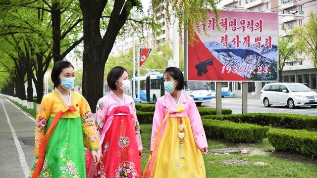 Sejumlah gadis Korea Utara mengenakan pakaian tradisional hanbook saat memperingati 90 tahun berdirinya Tentara Revolusioner Rakyat Korea di Pyongyang pada Senin (25/4/2022).

 Foto: Kim Won Jin/AFP