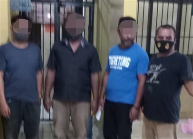 Dua pelaku pengeroyokan anggota Polisi (tengah) ketika hendak di amankan di sel tahanan Mapolres Lembata. Foto : Istimewa