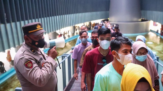Polisi memberikan arahan kepada pengunjung Museum Tsunami. Foto: Suparta/acehkini
