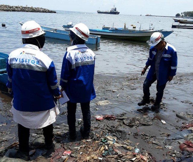 Tim Dinas Lingkungan Hidup Kota Ternate, beberapa waktu lalu mengambil sampel minyak yang tertumpah di pesisir pantai Kelurahan Jambula, Kecamatan Pulau Ternate. Foto: Sansul Sardi/cermat