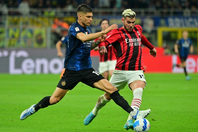 Selebrasi pemain Inter Milan Joaquin Correa berusaha melewati pemain AC Milan Theo Hernandez pada pertandingan leg kedua semifinal Coppa Italia di Stadion San Siro, Milan, Italia.  Foto: Alberto Lingria/REUTERS