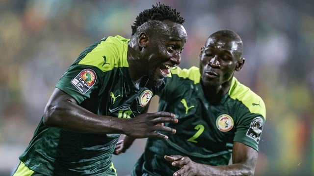 Pemain Senegal Famara Diedhiou berselebrasi  usai mencetak gol ke gawang Equatorial Guinea pada perempat final Piala Afrika (CAN) 2021 di Stade Ahmadou Ahidjo di Yaounde, Kamerun, Minggu (30/1/2022). Foto: Charly Triballeau/AFP