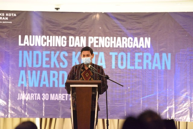 Wali Kota Kediri, Abdullah Abu Bakar, saat mendapatkan penghargaan 10 besar Indeks Kota Toleran oleh SETARA Institute. (dok) 