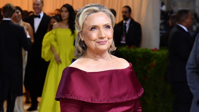 Mantan Menteri Luar Negeri AS Hillary Clinton tiba untuk Met Gala 2022 di Museum Seni Metropolitan di New York, AS, pada Senin (2/5/2022). Foto: Angela Weiss/AFP