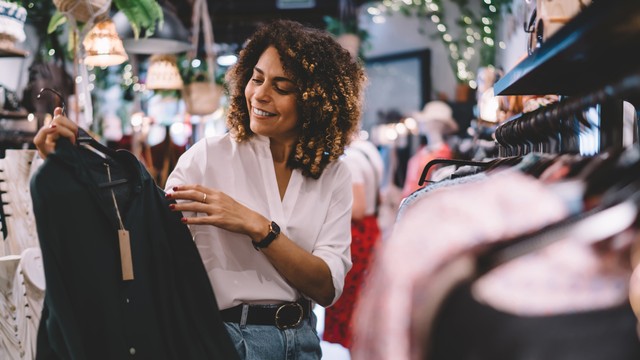 Ilustrasi memilih baju ready to wear. Foto: GaudiLab/Shutterstock 