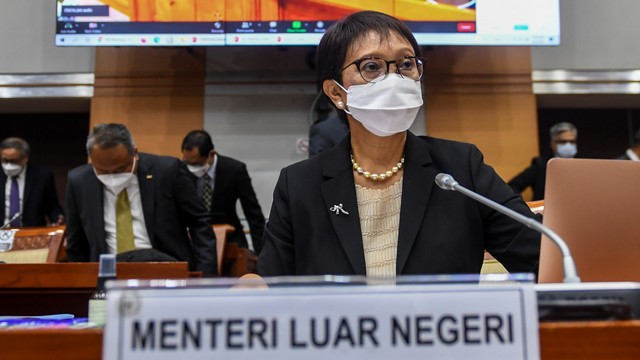 Menteri Luar Negeri Retno Marsudi mengikuti rapat kerja (Raker) dengan Komisi I DPR, di Kompleks Parlemen, Senayan, Jakarta, Rabu (6/4/2022). Foto: Galih Pradipta/ANTARA FOTO