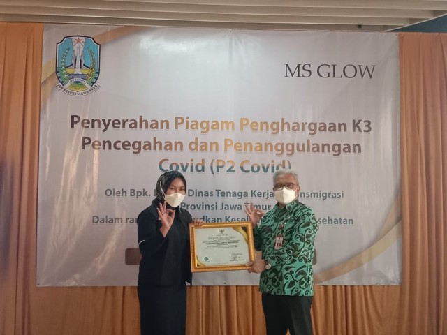 MS Glow Raih Penghargaan P2 COVID Disnakertrans Jatim (3929)