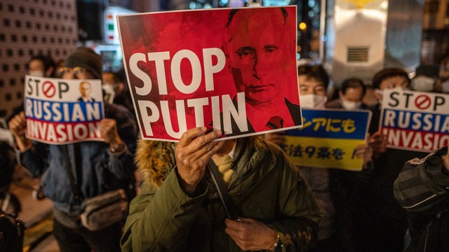 Orang-orang mengikuti protes terhadap tindakan Rusia di Ukraina, selama rapat umum di dekat Kedutaan Besar Rusia di Tokyo, Jepang, Senin (4/4/2022). Foto: Philip Fong/AFP