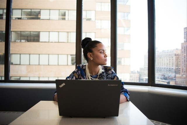 Ilustrasi pengguna laptop Windows 10. Foto: Christina Morillo/pexels