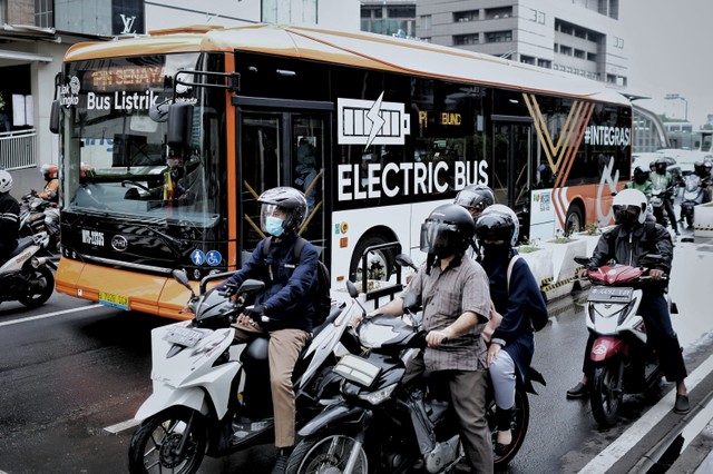 Bus Listrik Transjakarta melintas di kawasan Bundaran HI, Jakarta, Selasa (22/3/2022). Foto: Jamal Ramadhan/kumparan
