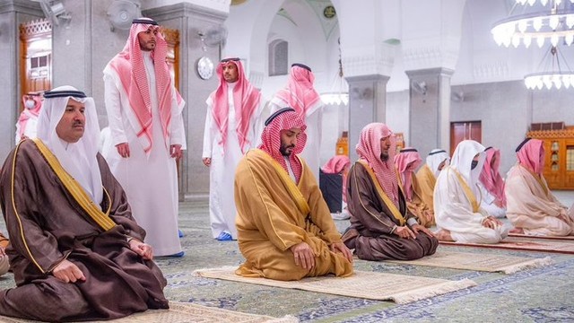 Pangeran Mohammed bin Salman Al Saud mengunjungi Masjid Quba dan melaksanakan salat sunah di masjid pertama dalam sejarah Islam itu. Foto: Twitter/@MadinaAuthority