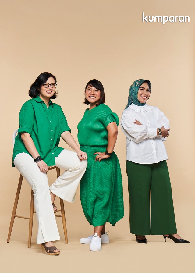 (Kiri-kanan) Zakyah Eryunia, Head of Data Privacy Office of Grab Indonesia; Dewi Nuraini, Head of Corporate & Policy Communications of Grab Indonesia; Fini Margarina, Head of People Operations of Grab Indonesia. Foto: Panji Indra, Fashion Stylist: Erlangga S. Negoro.