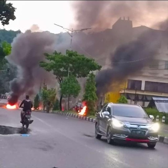Warga membakar ban di salah satu ruas jalan di Manokwari.