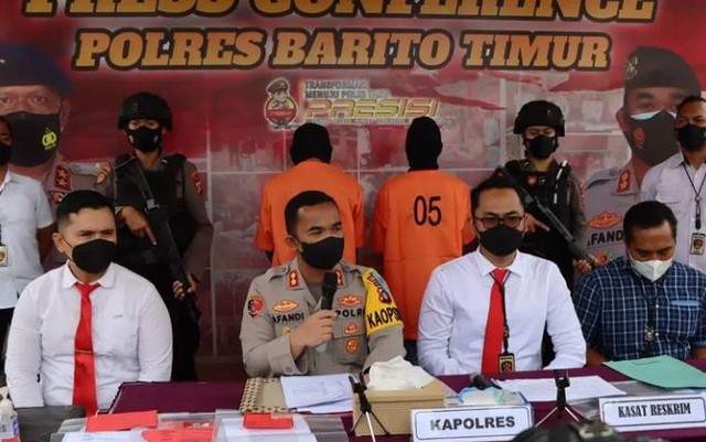 Pelaku yang mengancam sebar foto bugil korban saat dihadirkan dalam konferensi pers di Barito Timur.