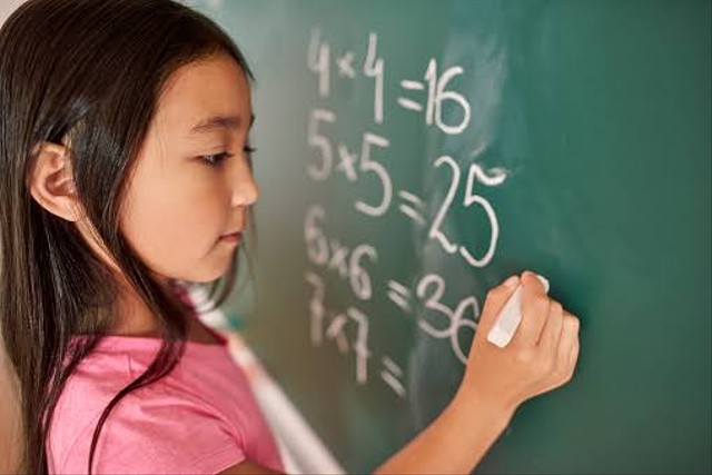 Berlatih soal matematika dapat meningkatkan pemahaman siswa tentang materi pelajar matenatika. Foto: Unsplash.com