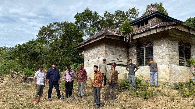 Tim DPMG Aceh saat berkunjung ke kawasan Desa Batu Jaya, Kaway XVI, Aceh Barat, November 2021. Desa itu tak berpenghuni karena warganya terusir saat konflik. Foto: Dok. DPMG Aceh 