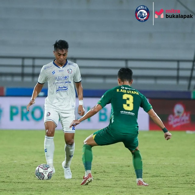 Persebaya melawan Arema FC dalam laga pekan ke-27 Liga 1 2021/22 di Stadion Kapten I Wayan Dipta, Bali, pada Rabu (23/2) malam WIB. Foto: Twitter/@AremafcOfficial