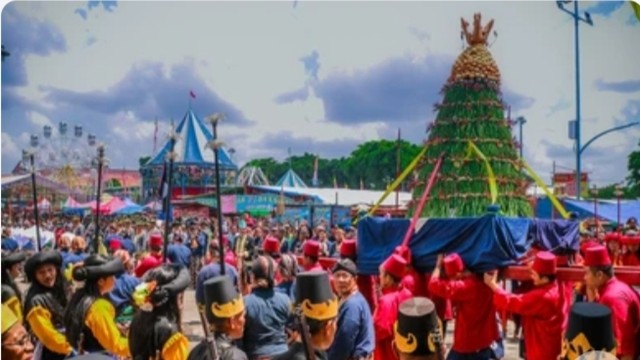 Tradisi kebudayaan grebeg besar yang dilakukan di Indonesia. Tradisi ini dilakukan untuk menyambut hari raya haji. (Foto: Shutterstock)