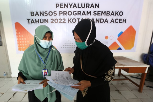 Petugas mempersiapkan berkas untuk penyaluran uang bantuan sosial (bansos) program sembako tahun 2022 dari Kementerian Sosial (Kemensos) di Kantor PT Pos Banda Aceh, Aceh, Minggu (20/2/2022). Foto: Irwansyah Putra/ANTARA FOTO