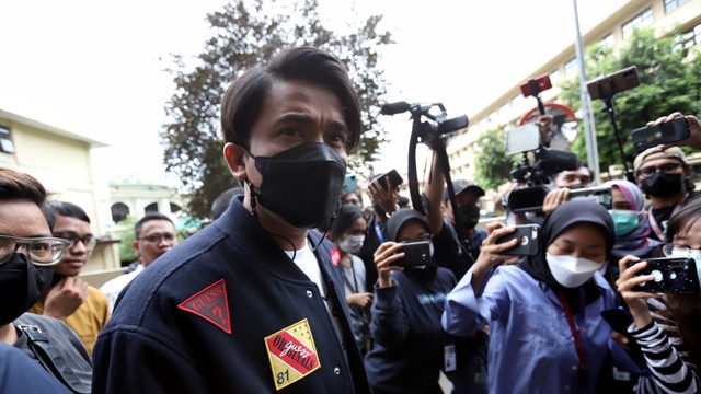 Billy Syahputra memenuhi panggilan menjadi saksi terkait kasus robot trading DNA Pro di Bareskrim Mabes Polri, Jakarta, Kamis, (28/4/2022). Foto: Dok. Agus Apriyanto