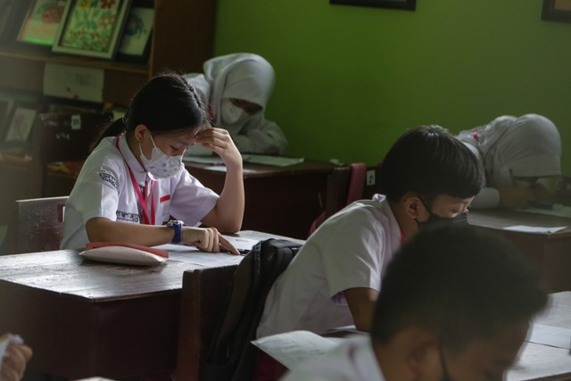 Sejumlah siswa kelas 6 mengerjakan soal ujian sekolah di SD Negeri 11 Langkai Palangka Raya, Kalimantan Tengah, Senin (9/5/2022). Foto: Makna Zaezar/Antara Foto