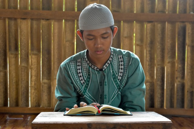 Adab Membaca Alquran Dengan Suara Yang Benar | Kumparan.com