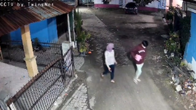 Pria kamuflase pakai jilbab jemput pacar. (Foto: @suratlecek/TikTok)