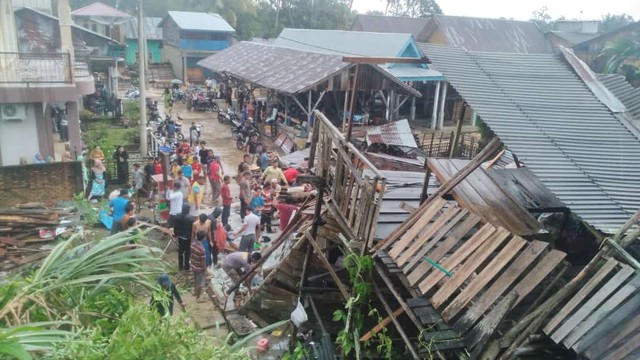 ATAP rumah warga di Desa Kuntu, Kampar Kiri, Kabupaten Kampar, rusak usai dihantam hujan disertai angin puting-beliung, Selasa sore (22/3/2023)