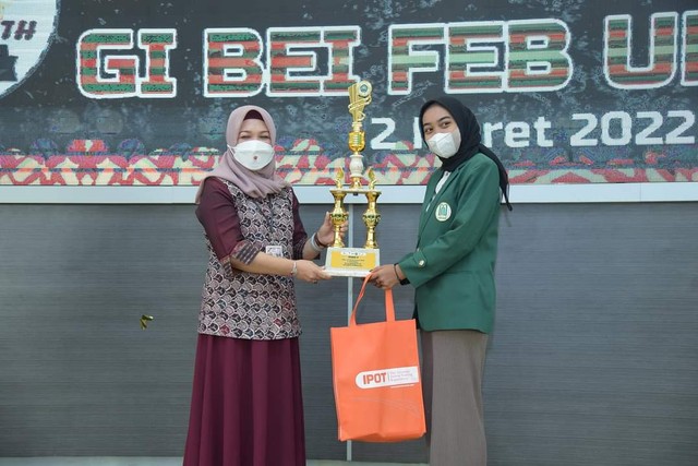 Penyerahan hadiah pemenang Stocklab Competition oleh Kepala Kantor Perwakilan Jawa Timur PT Bursa Efek Indonesia, Dewi Sriana Rihantyasni. Foto: dok