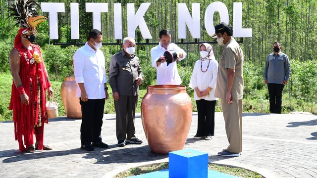 Gubernur DIY Sri Sultan Hamengku Buwono X mengikuti ritual Kendi Nusantara di titik nol Ibu Kota Negara (IKN) Nusantara di Kecamatan Sepaku, Penajam Paser Utara, Kalimantan Timur, Senin (14/3/2022). Foto: Humas Pemda DIY