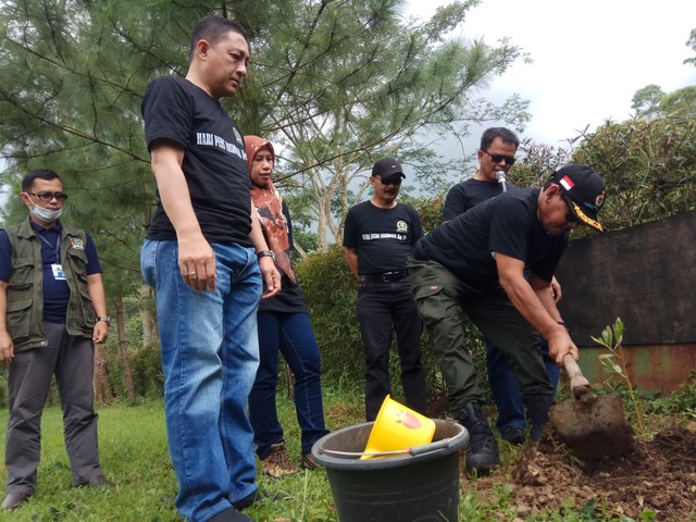 Pimpinan DPRD Kabupaten Kuningan, Jawa Barat, saat melakukan penanaman pohon di kawasan wisata Desa Cibuntu. (Andri)