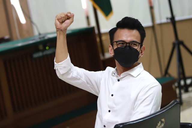 Adam Deni saat hadir menjalankan sidang terkait UU ITE di Pengadilan Negeri Jakarta Utara, Selasa, (29/3). Foto: Agus Apriyanto