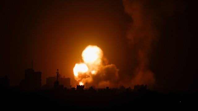 Api dan asap membubung selama serangan udara Israel di Rafah di Jalur Gaza, Selasa (19/4). Foto: Ibraheem Abu Mustafa/REUTERS