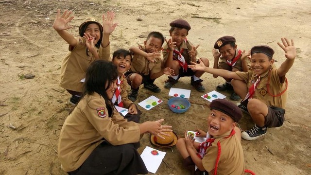 Siswa sedang belajar dalam Program Indonesia Mengajar. Foto: istimewa.