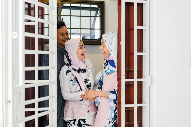 Ilustrasi seseorang mengucapkan kata mutiara Idul Fitri. Foto: Pexels.com