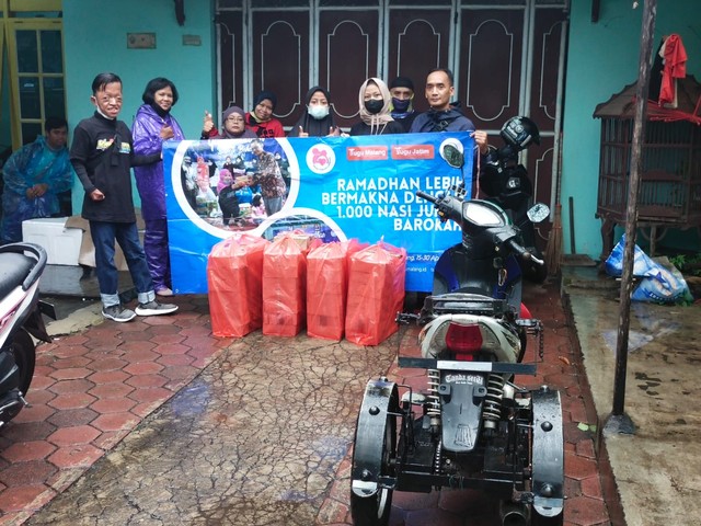 Para anggota DC2 tetap semangat mempersiapkan menu buka puasa meski hujan mengguyur Kota Malang, pada Jumat (22/04/2022). Foto: dok