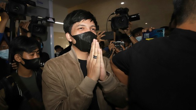 Youtuber Atta Halilintar memenuhi panggilan sebagai saksi terkait kasus trading Quotex tersangka Doni Salmanan di Bareskrim Mabes Polri, Jakarta, Kamis, (17/3/2022). Foto: Agus Apriyanto