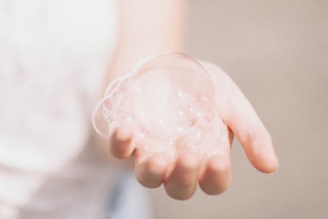 hukum keramas saat puasa. sumber: unsplash.com