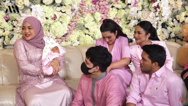 Aurel Hermansyah bersama anak pertama. Foto: Youtube/@AH