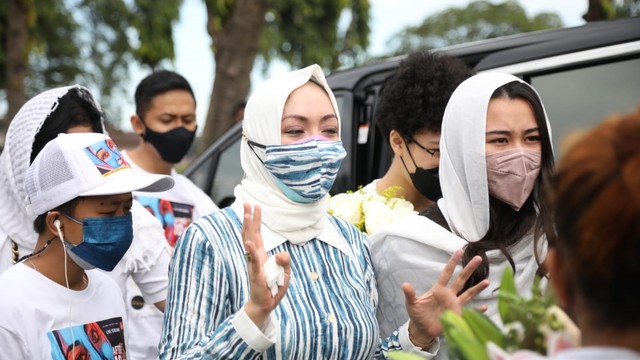Angelina Sondakh saat kunjungi makam suaminya, Adjie Massaid, di TPU Jeruk Purut, Jakarta Selatan, Kamis (3/3). Foto: Aditia Noviansyah/kumparan