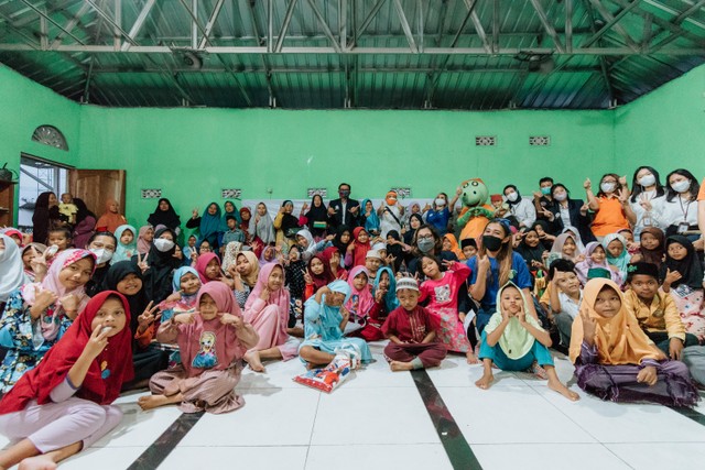 Foto bersama anak-anak TPQ Al-Firdaus, Tambakrejo