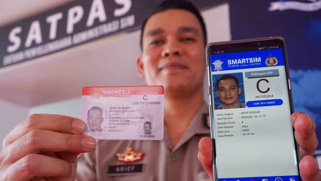 Smart SIM dan aplikasi SIM Online. Foto: Irfan Adi Saputra/kumparan