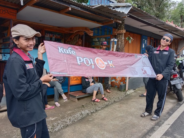 pemberian banner berukuran 0,5 x 2,5 meter