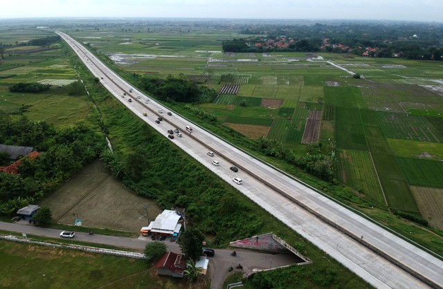Foto udara kendaraan melintas di Jalan Tol Pejagan-Pemalang, Kabupaten Tegal, Jawa Tengah, Rabu (4/5/2022). Foto: ANTARA FOTO/Oky Lukmansyah