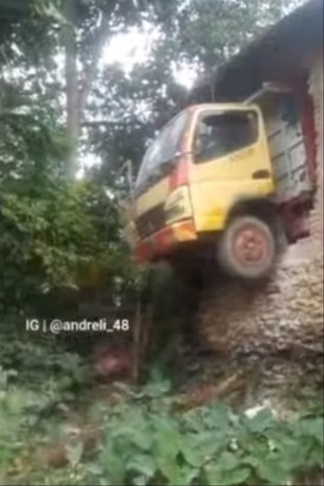 Peristiwa unik truk colt diesel bisa-bisanya nyangkut di dinding rumah warga. (Foto: Instagram/@andreli_48).